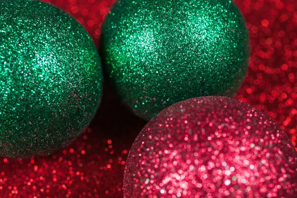 Glitter parlak bokeh arka plan üzerinde Noel dekoratif topları — Stok fotoğraf