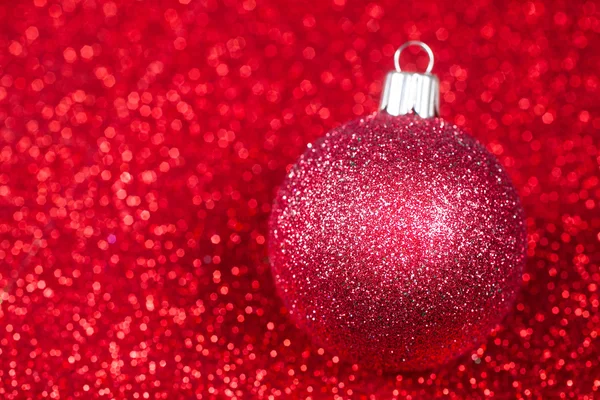 Christmas dekorativ boll på glitter bokeh bakgrund. — Stockfoto