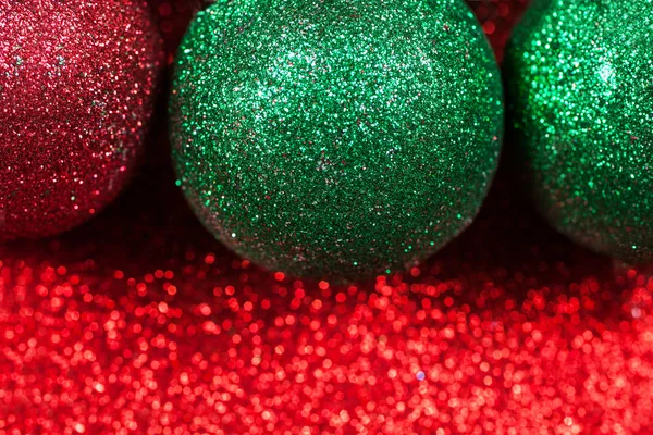 Boules décoratives de Noël sur fond bokeh brillant paillettes — Photo