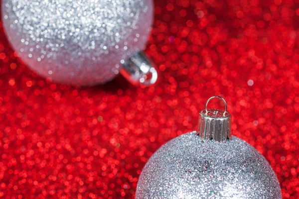 Glitter parlak bokeh arka plan üzerinde Noel dekoratif topları — Stok fotoğraf