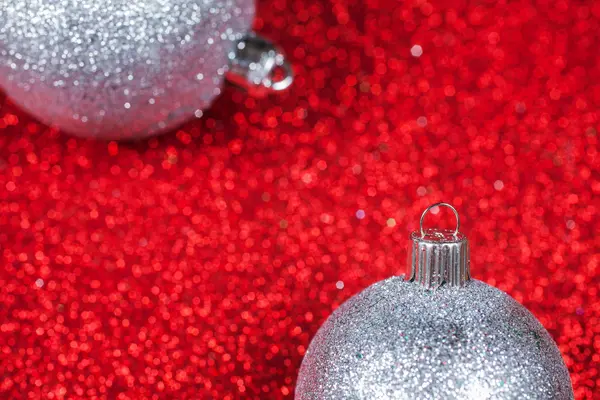 Dekorativa julgranskulor på glitter blanka bokeh bakgrund — Stockfoto