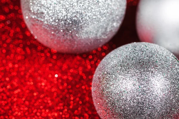 Boules décoratives de Noël sur fond bokeh brillant paillettes — Photo