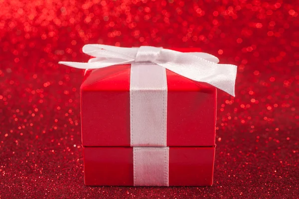 Caixa de presente de Natal em fundo vermelho. Espaço de cópia para texto — Fotografia de Stock