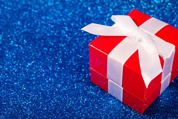 Коробка с рождественским подарком на блестящем фоне — стоковое фото