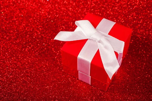 Scatole regalo rosse su sfondo rosso glitter — Foto Stock