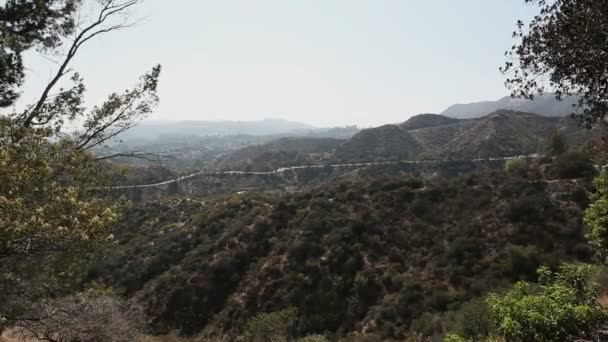 LOS ÁNGELES - DIC 5, 2015. Señal de Hollywood en la montaña en la distancia en Hollywood, California. Hermosa vista de montaña . — Vídeos de Stock