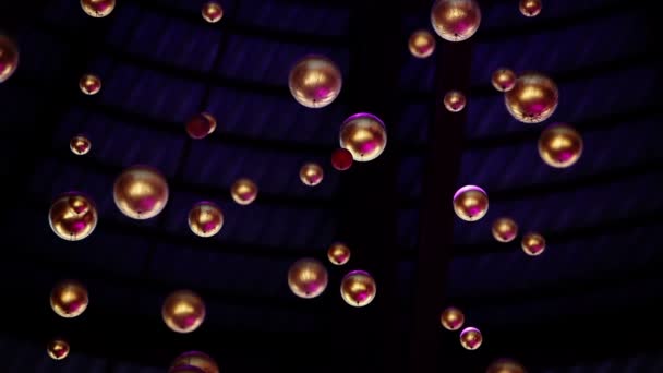 Decorazione di Natale e Capodanno. Palline mobili dorate come decorazione — Video Stock