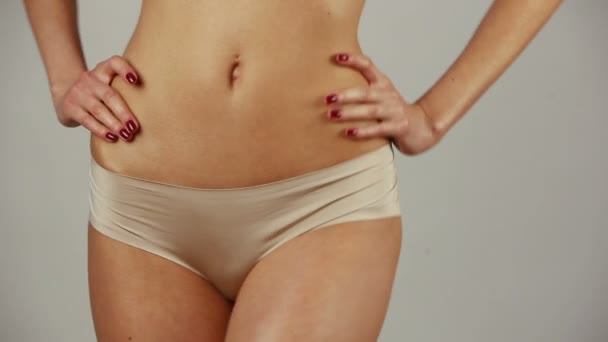 Mujer en forma mostrando su cuerpo perfecto sobre un fondo blanco — Vídeos de Stock