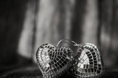 Eski ahşap zemin üzerine parlak Sevgililer yürekleri Sevgililer günü kartı