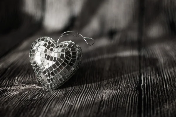 Coeur de Saint Valentin brillant sur un vieux fond en bois — Photo