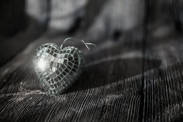 Coeurs brillants de Saint-Valentin sur vieux fond en bois — Photo