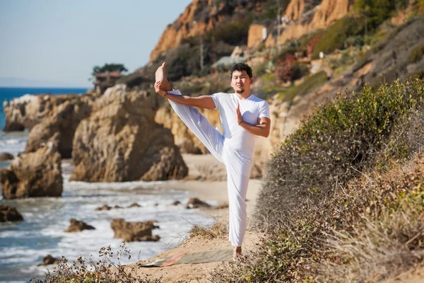 Asiatique homme médite en position de yoga sur les hautes montagnes au-dessus du ciel bleu . — Photo