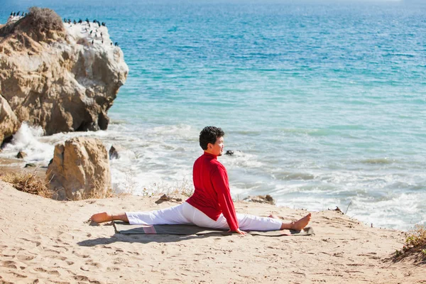 Asiatique homme médite en position de yoga sur les hautes montagnes au-dessus du ciel bleu . — Photo