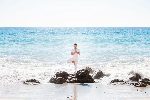 Asiatique homme debout dans la pose de yoga, sur la plage — Photo