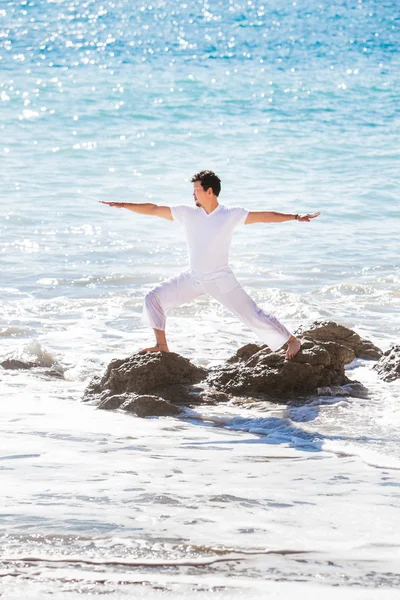 Mavi gökyüzü yukarıda yüksek dağlar üzerinde yoga konumda Asya adam derin derin düşünür. — Stok fotoğraf