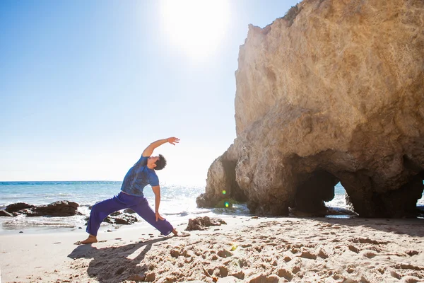Homme faisant du Yoga sur une plage près de l'océan — Photo