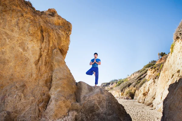 Азиатский человек медитирует в положении йоги на высоких горах над голубым небом . — стоковое фото
