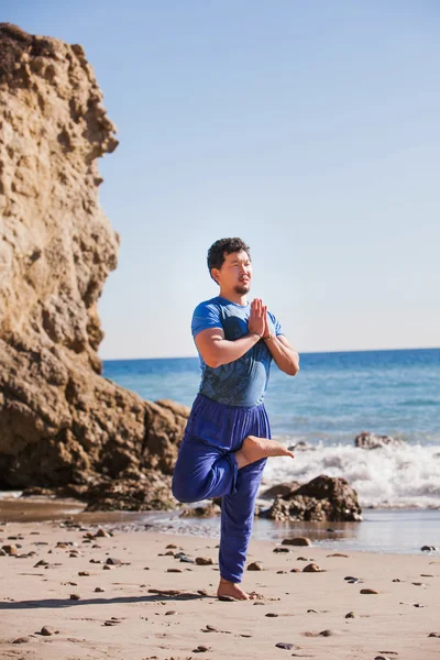 Asiatique homme médite en position de yoga sur les hautes montagnes au-dessus du ciel bleu . — Photo