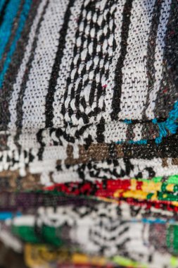 Satırda renkli Meksika serapes asmak.