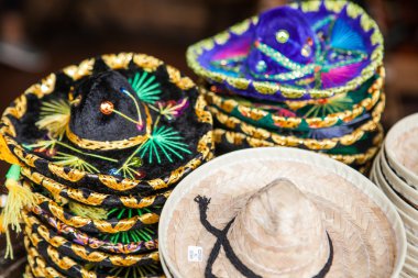 Meksika bir pazarda satışa renkli sombreros.