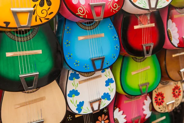 Guitares mexicaines traditionnelles colorées sur le marché. Idéal pour fond — Photo