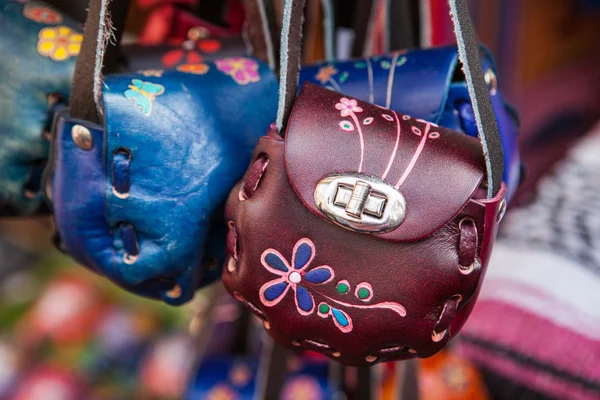 Bolsos de cuero coloridos hechos a mano en el mercado mexicano — Foto de Stock