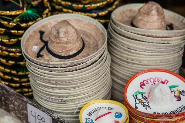Красочные сомбреро для продажи на рынке в Мексике . — стоковое фото
