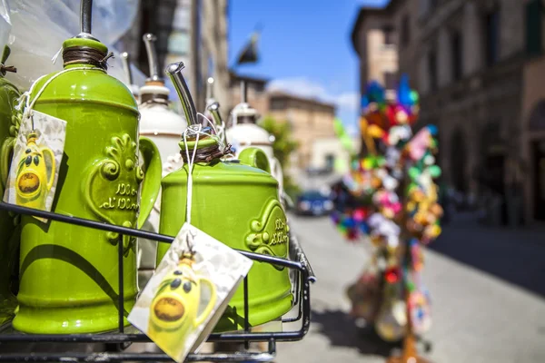 Сувениры на улице Монтепульчано, Италия — стоковое фото