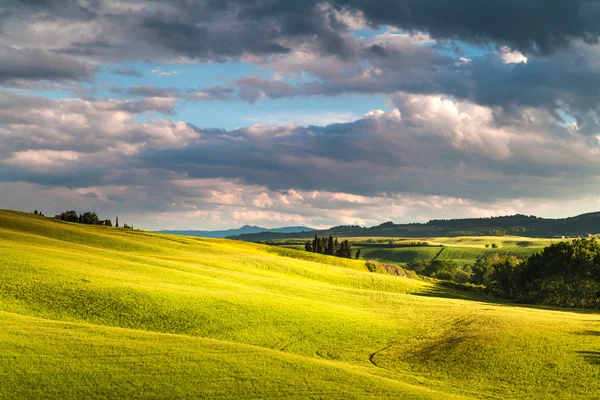 Italie Paysage au coucher du soleil avec arc-en-ciel — Photo