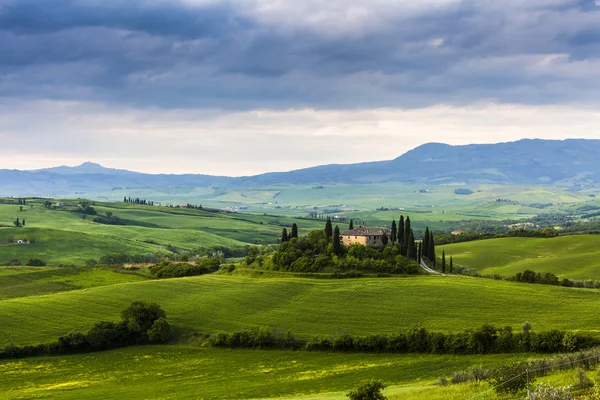 Panorama da paisagem da Toscana com casa — Fotografia de Stock