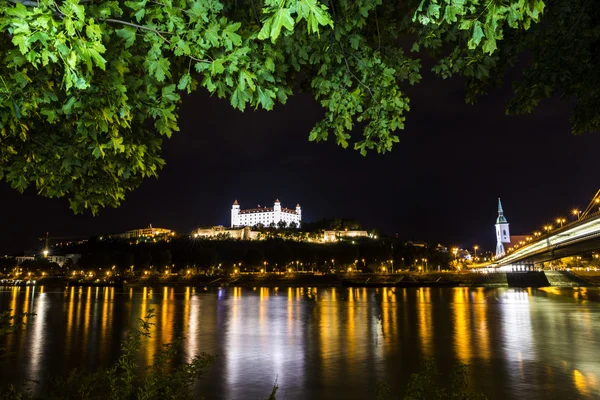 Castle and Danube river in Bratislava — Stock Photo, Image