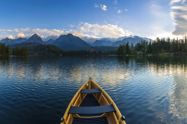 Barco en el lago de montaña en Eslovaquia — Foto de Stock