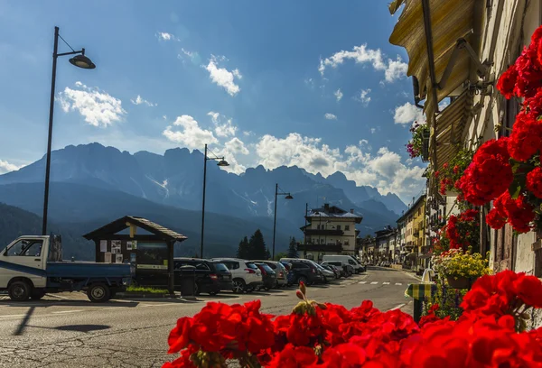Rua na aldeia alpina — Fotografia de Stock