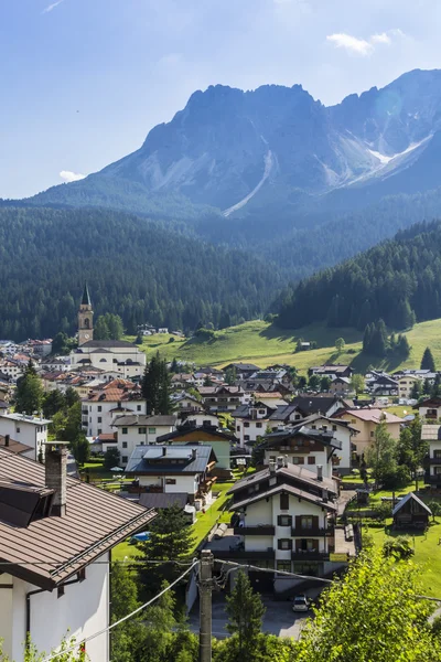 Bergdorf in den Alpen — Stockfoto