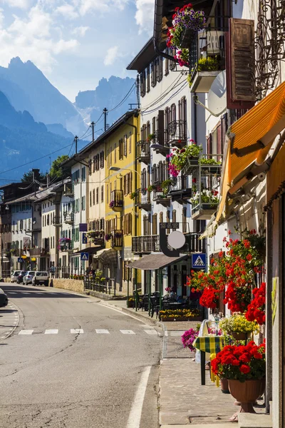 Rua na aldeia alpina — Fotografia de Stock