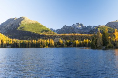 Tatras sonbahar dağ gölü