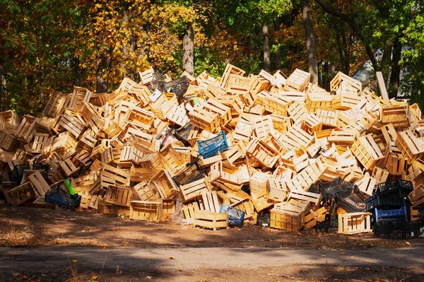 Ürünler için kullanılmış ahşap ve plastik kutular.