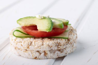 Vejetaryen kahvaltısı avokado ve salatalıklı domatesli pirinç keki..