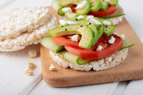 Avokado ve domatesli vejetaryen pirinç keki..