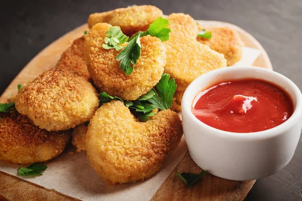 Nuggets Pollo Una Tabla Ketchup — Foto de Stock