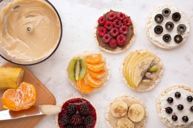 Çeşitli üst görünümü olan pirinç kekleri: sağlıklı ve besleyici atıştırmalık konsepti.