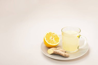 Bir fincan zencefilli ve limonlu limonata..