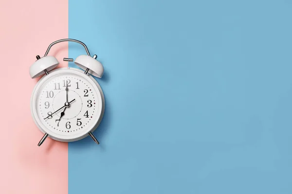 Επίπεδη Θέσει Λευκό Ξυπνητήρι Ρολόι Vintage Στυλ Μπλε Ροζ Φόντο — Φωτογραφία Αρχείου