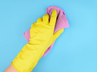 Sarı eldiven ve mavi arka plan temizleme konsepti..