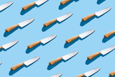 Şef bıçağı mavi arka planda izole edilmiş..