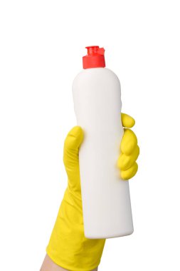 Beyaz arka planda izole edilmiş temizleyici maddesi olan beyaz bir şişe tutuyor..