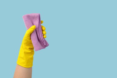 Sarı eldiven ve mavi arka planda yırtık pırtık eldiven..