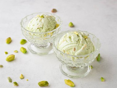 Cam kaseler ve fındıklı fıstıklı dondurma..