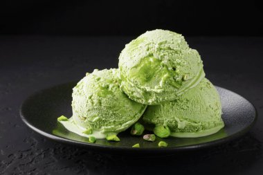 Tabakta şam fıstıklı dondurma.