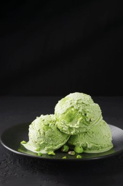 Fotokopi uzayı ile dikey bir tabakta fıstıklı dondurma..